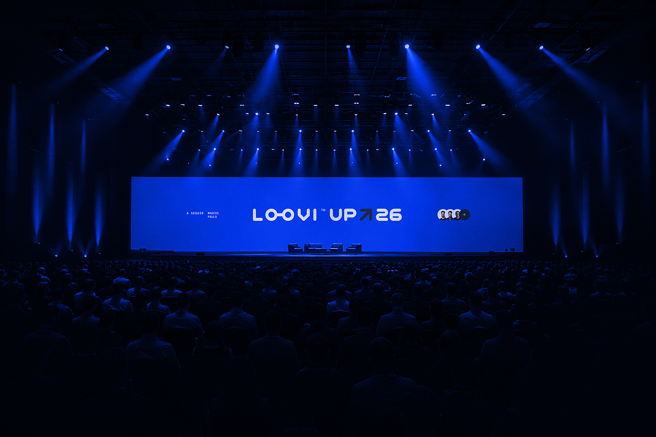 Palco da Loovi® Up lotado, com telão azul e público